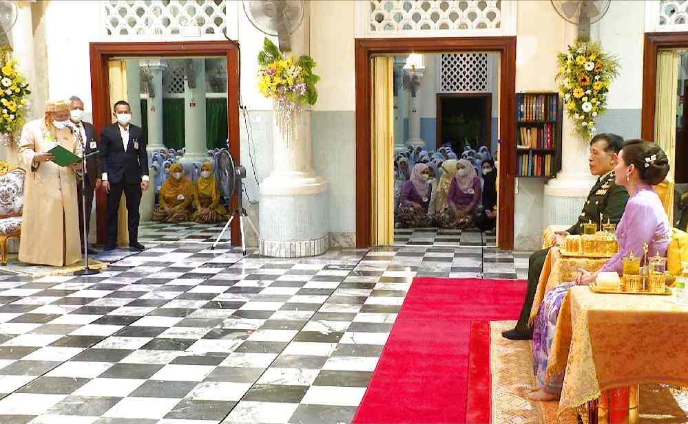 Le roi et la reine de Thaïlande président un concours de récitation du Coran