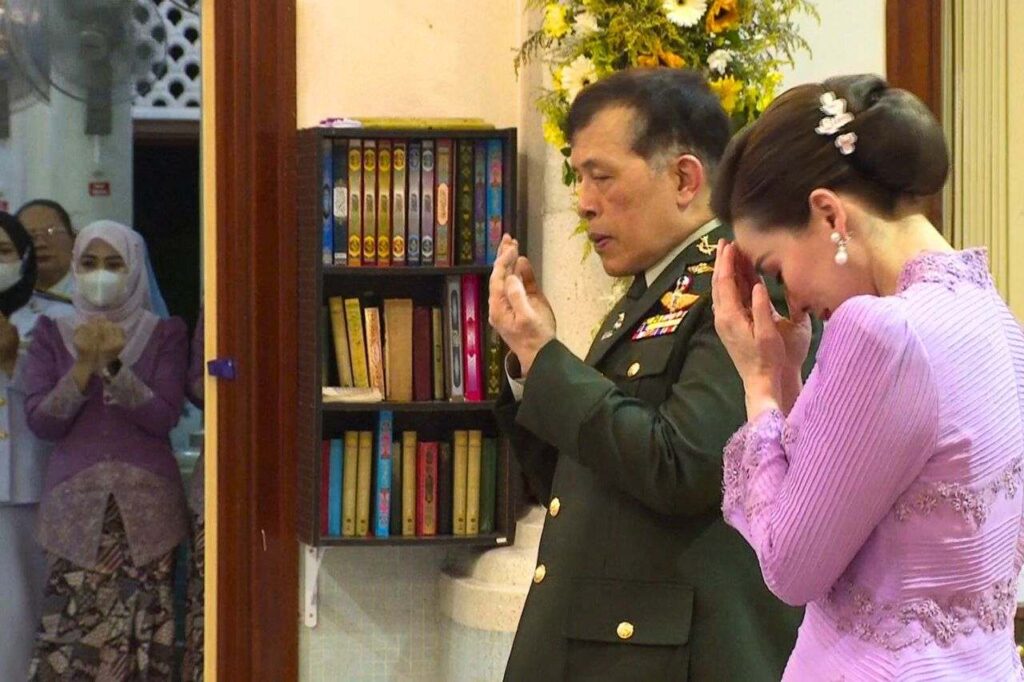 Le roi et la reine de Thaïlande président un concours de récitation du Coran