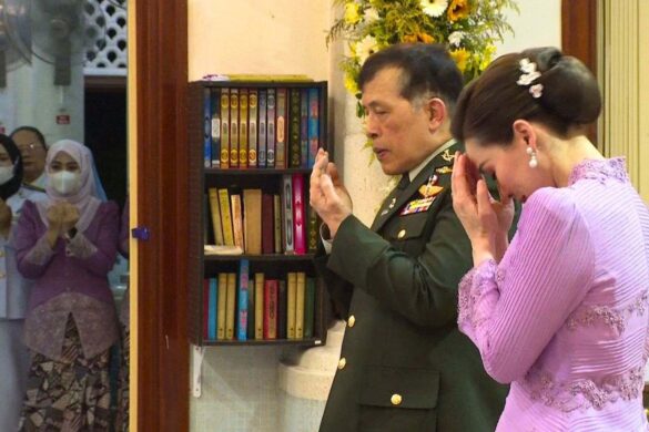 Le roi et la reine de Thaïlande président un concours de récitation du Coran