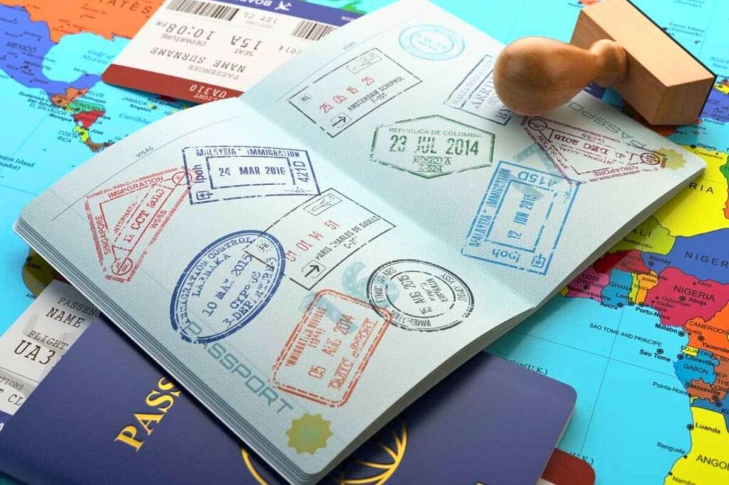 Pages d'un passeport rempli de tampons de visas