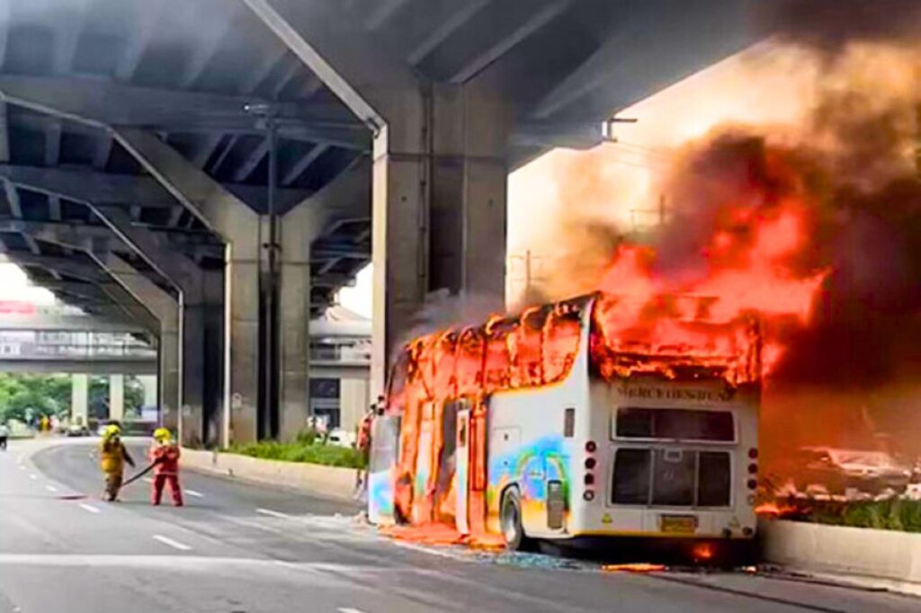 Thaïlande : chagrin et colère lors de la crémation des enfants tués dans un bus