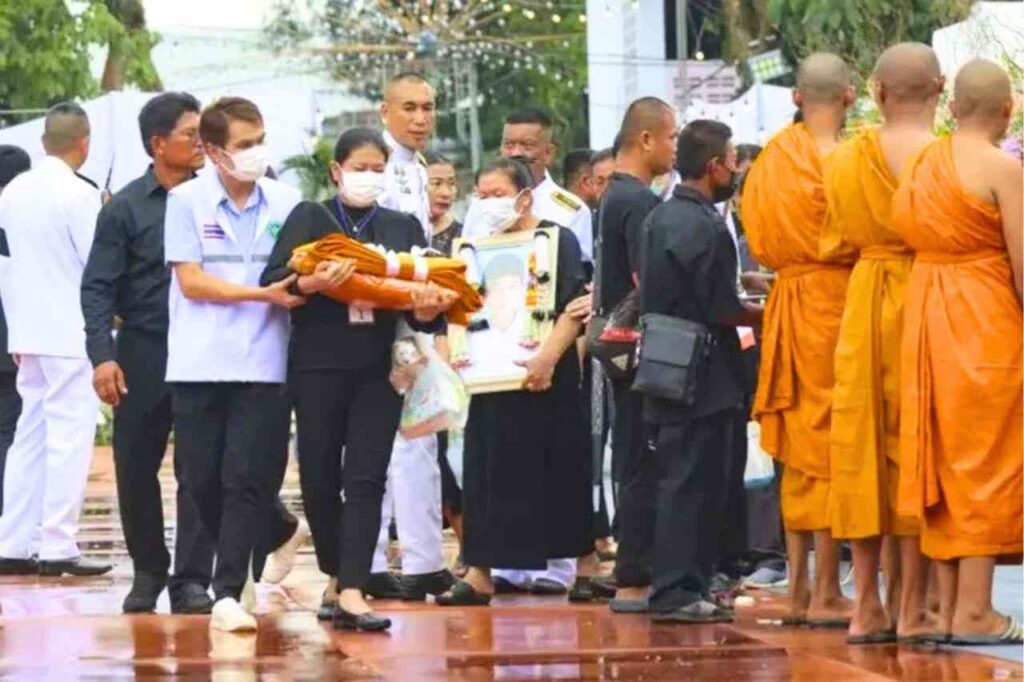Thaïlande : chagrin et colère lors de la crémation des enfants tués dans un bus