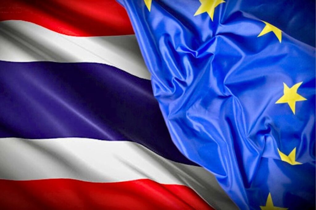 Drapeaux de la Thaïlande et de l'Union européenne UE