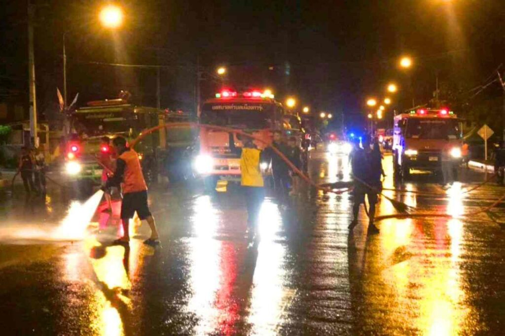 Thaïlande : les inondations continuent, des touristes sauvés à Uthai Thani 4 Thaïlande : les inondations continuent, des touristes sauvés à Uthai Thani