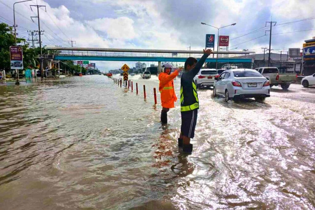 Thaïlande : les inondations continuent, des touristes sauvés à Uthai Thani