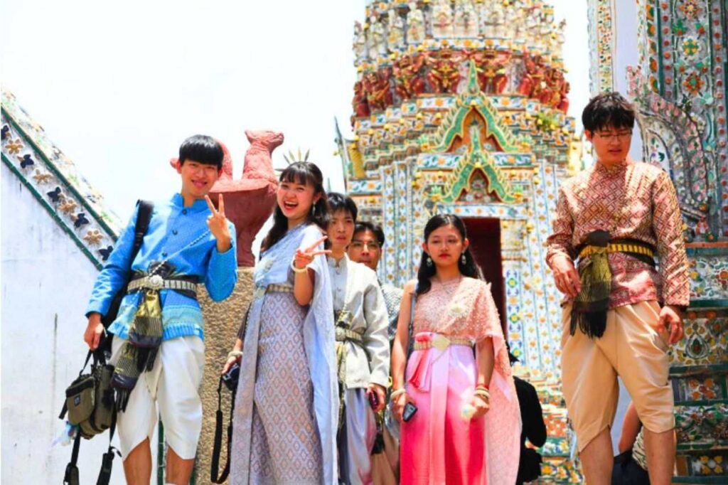 Tourisme en Thaïlande : les Chinois restent les voyageurs les plus dépensiers 6 Touristes en costumes traditionnels lors de la visite du Wat Arun à Bangkok.
