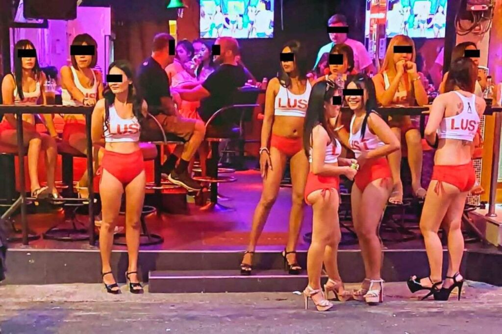 Thaïlande : 20 prostituées étrangères arrêtées sur la plage de Pattaya 5 Thaïlande : 20 prostituées étrangères arrêtées sur la plage de Pattaya
