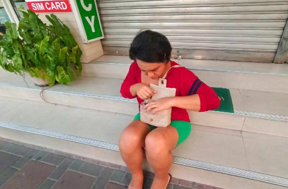 Thaïlande : un pickpocket ladyboy attrapé en plein vol de touriste à Pattaya 5 Thaïlande : un pickpocket ladyboy attrapé en plein vol de touriste à Pattaya