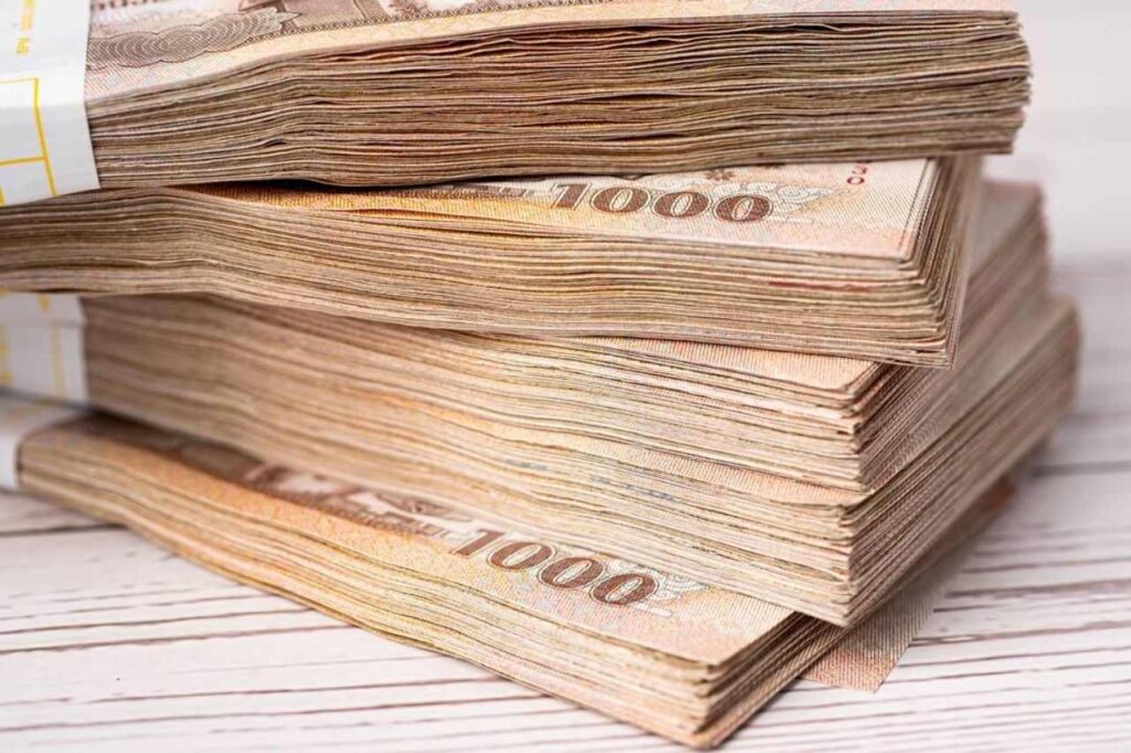Fajos de billetes de 1.000 baht
