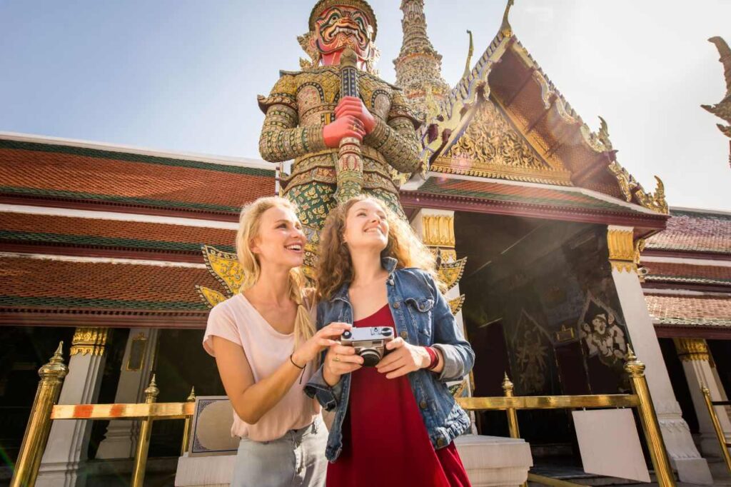 Touristes occidentaux dans un temple de Thaïlande