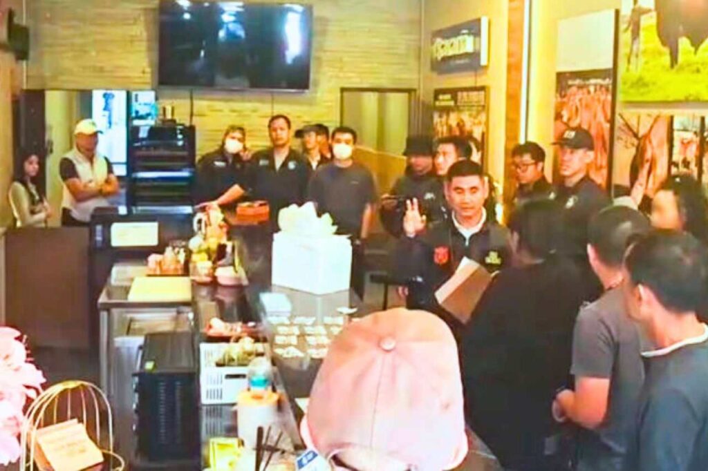 La police de Chiang Mai arrête quatre suspects, dont la propriétaire d'un magasin, pour avoir vendu des champignons magiques qui ont tué un touriste britannique