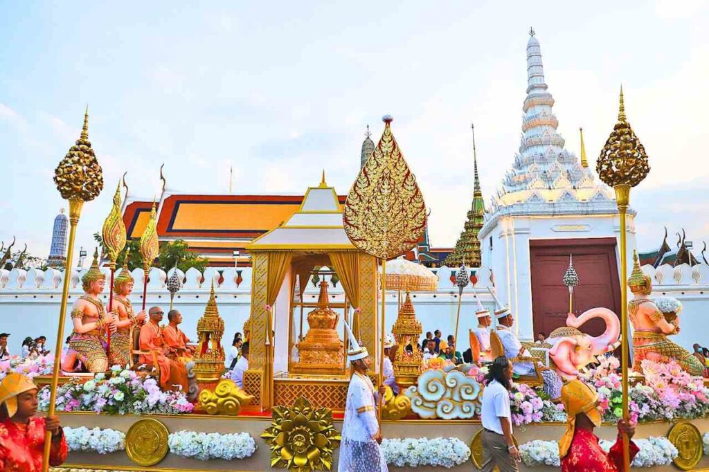 La Thaïlande reçoit en grande pompe une dent de Bouddha prêtée par la Chine
