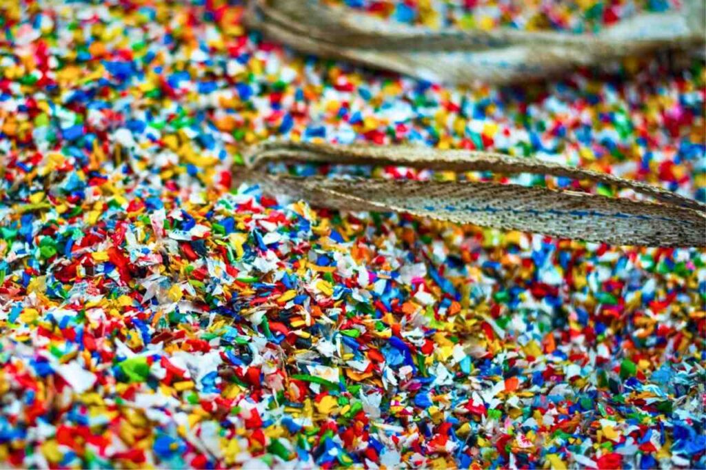 La Thaïlande vise à réutiliser 100 % de ses plastiques d'ici 2027 7 Copeaux de plastique préparés pour recyclage