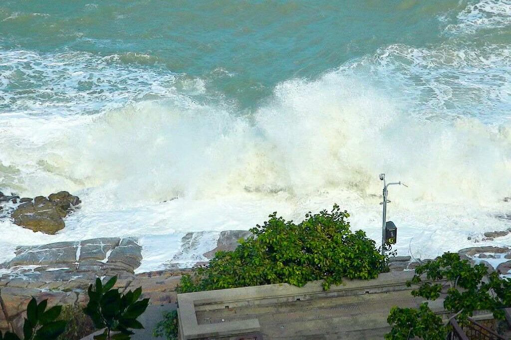 Des vagues hautes et puissantes s'écrasent contre les rochers en dessous du point de vue de Laad Koh à Koh Samui,