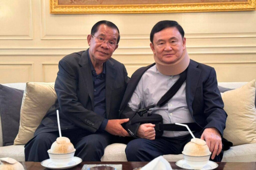 L'ancien Premier ministre cambodgien Hun Sen pose pour une photo lors de sa rencontre avec l'ancien Premier ministre thaïlandais Thaksin Shinawatra à Bangkok en Thaïlande.