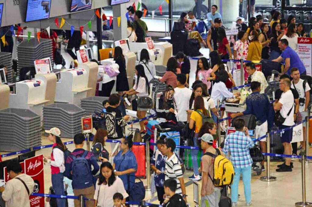 Voyageurs à l'aéroport de Don Mueang. 