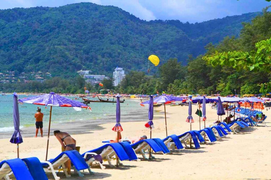 Transats pour touristes sur une plage de Phuket