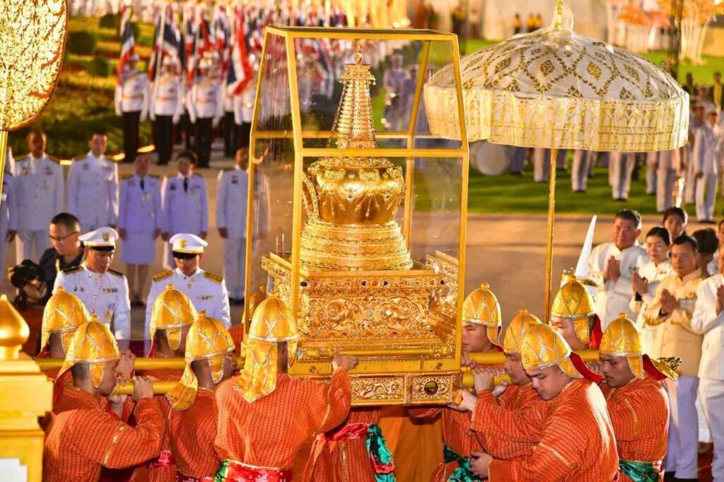 La Thaïlande reçoit en grande pompe une dent de Bouddha prêtée par la Chine