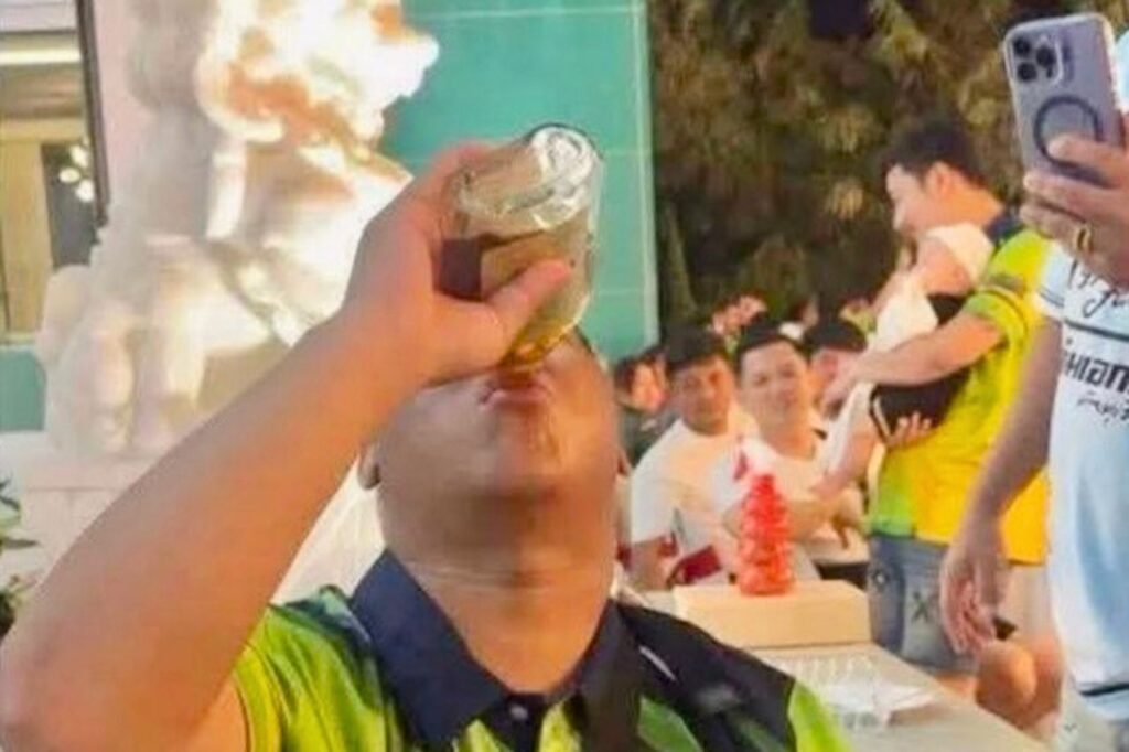 Thaïlande : un déficient mental exploité sur les médias sociaux meurt après un défi d’alcool