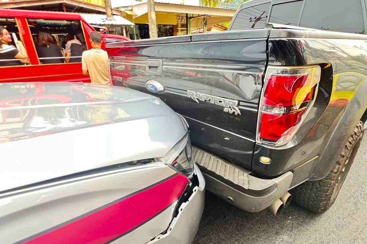 Chaos à Phuket : un touriste poursuivi par la police provoque des accidents 4 Chaos à Phuket : un touriste poursuivi par la police provoque des accidents