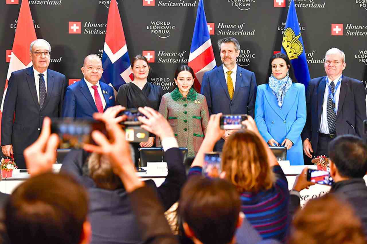 Face aux chocs globaux, la Thaïlande accélère sa transformation économique 4 L'ancienne Première ministre Paetongtarn Shinawatra pose pour une photo de groupe avec des représentants de l'AELE après la cérémonie de signature de l'accord de libre-échange Thaïlande-AELE à Davos, en Suisse, le 23 janvier 2025