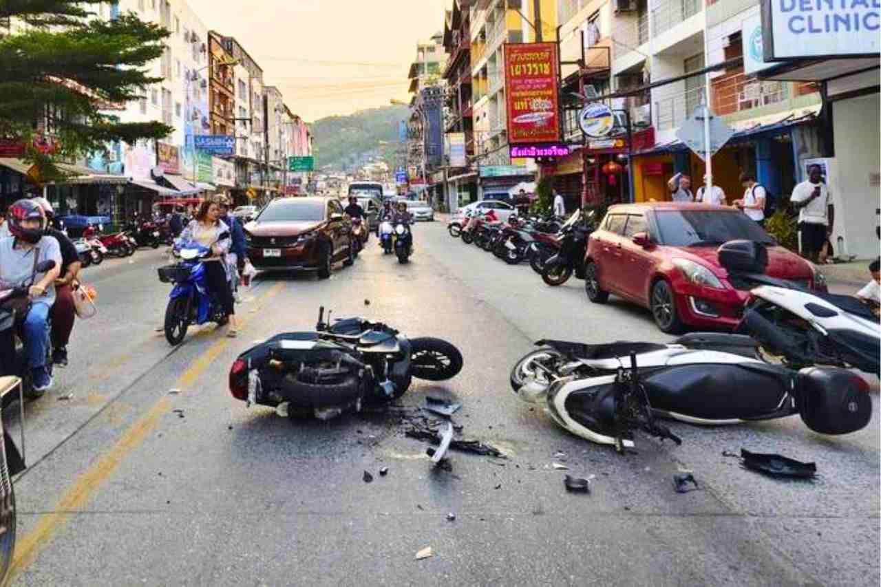 Thaïlande : 5 Français forcent un barrage à Phuket, un autre écrase un policier 6 Thaïlande : 5 Français forcent un barrage à Phuket, un autre écrase un policier