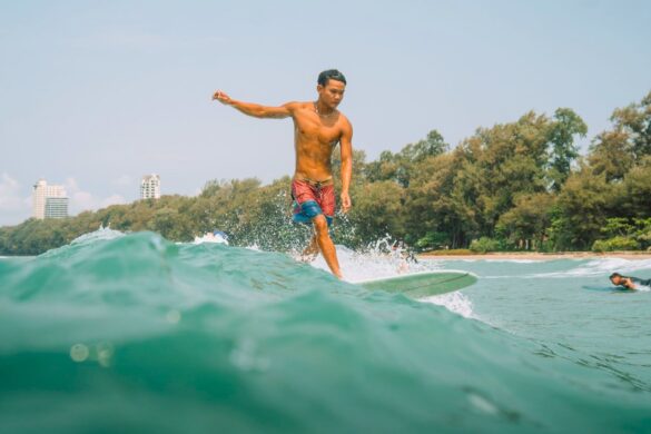 Surfer en Thaïlande : Guide Pratique des Meilleurs Spots et Saisons