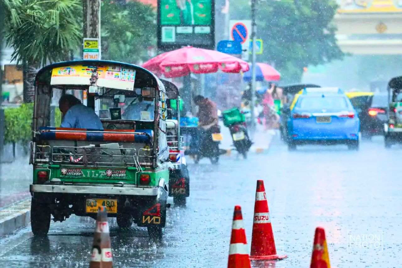 Rue de Thaïlande sous la pluie
