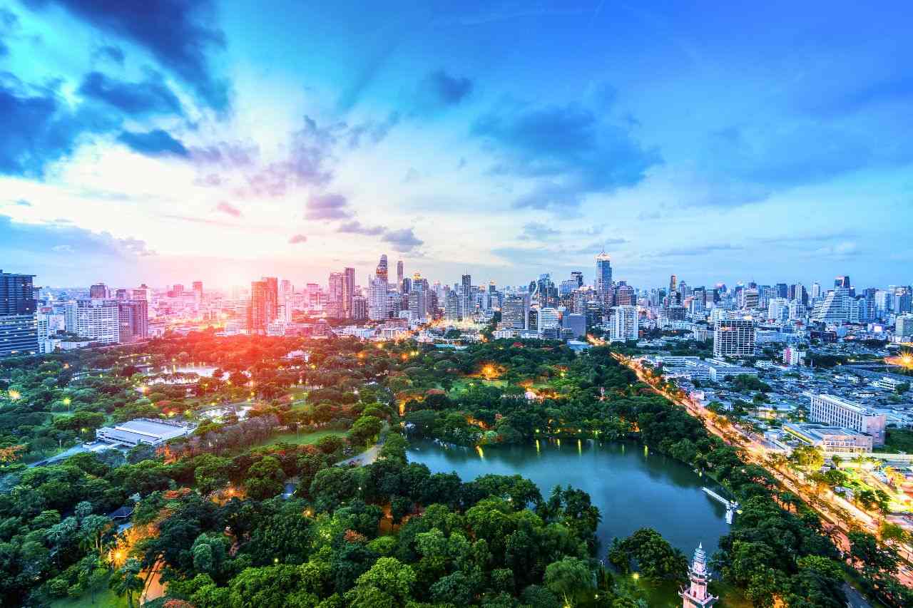 Vue de Bangkok depuis le parc Lumpini, l’un des principaux poumons verts de la capitale