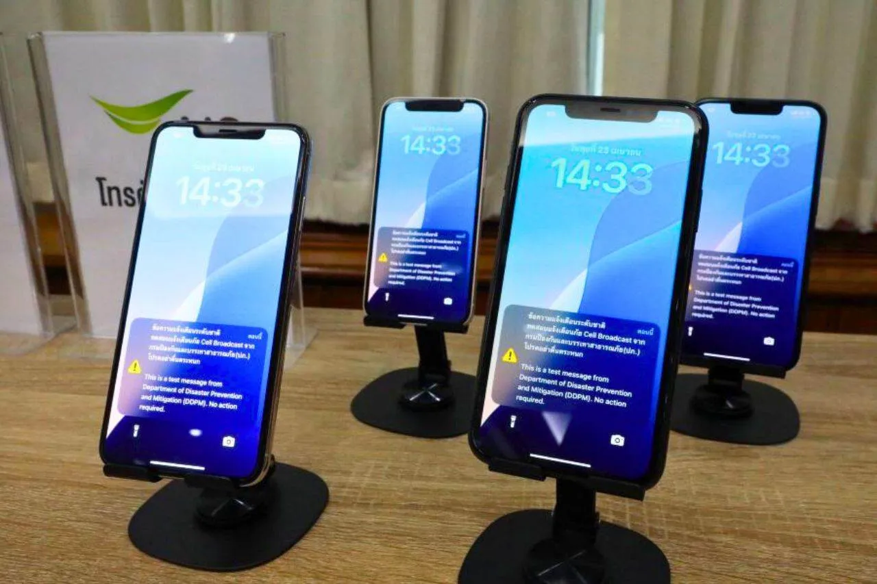 La Thaïlande va tester son système d'alerte d'urgence aujourd'hui à 14 h 5 Smartphones affichant des messages d’alerte d’urgence en Thaïlande
