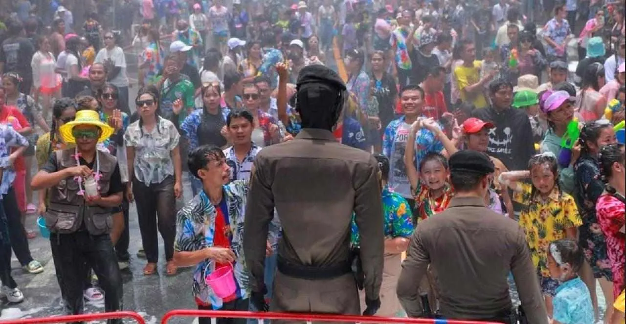 La Thaïlande dévoile un robot humanoïde policier : un robocop thaïlandais ?