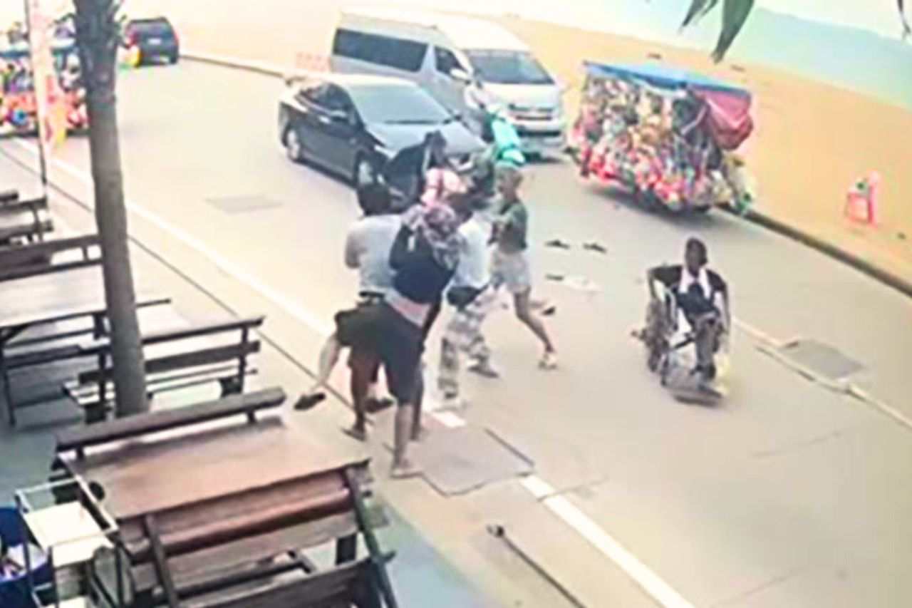 Thaïlande : bagarre entre filles de bar rivales en pleine rue à Pattaya