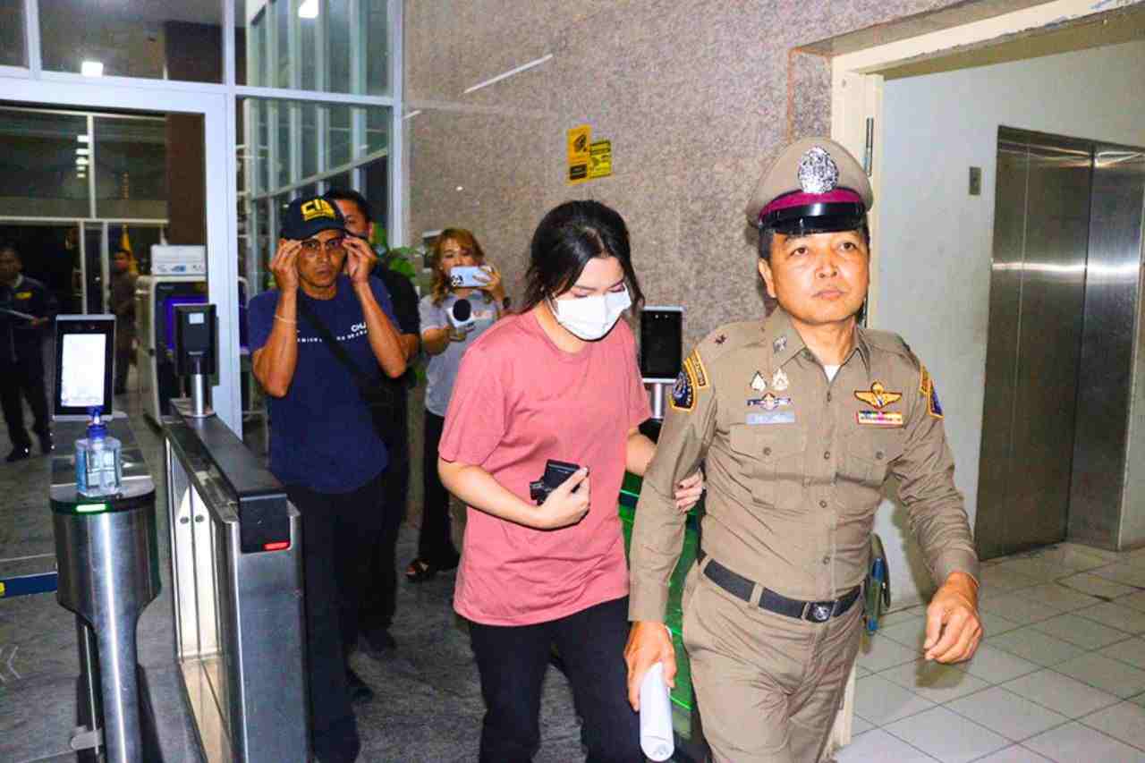 Mme Orawan, soupçonnée d'être une courtière en jeux d'argent en ligne, a été arrêtée dans son appartement à Pattaya et emmenée pour être interrogée au bureau de la Division de la répression du crime à Bangkok le 15 mai 2025