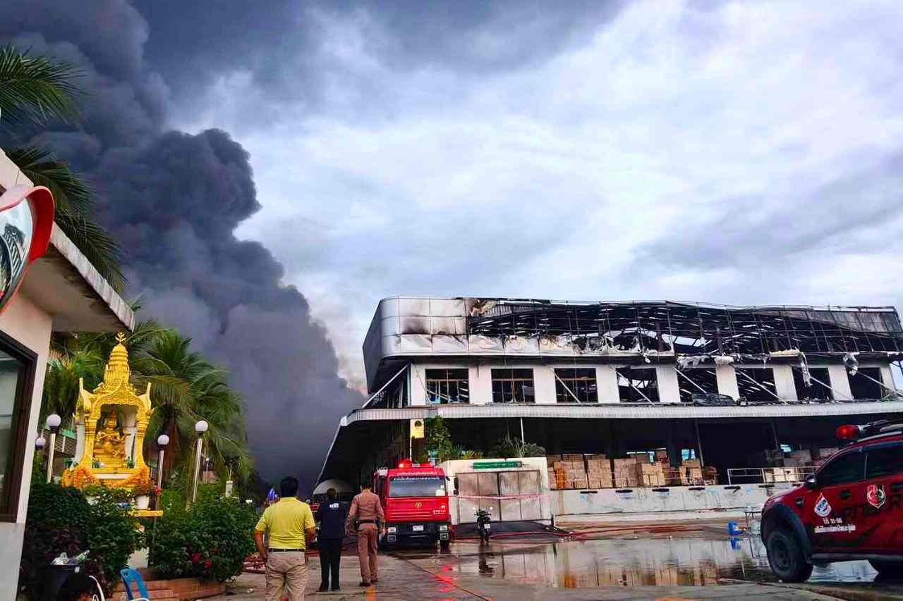 Thaïlande : un terrible incendie ravage une usine de meubles à Bangkok