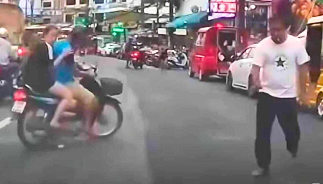 Thaïlande : un moto-taxi vole des touristes, la vidéo fait scandale