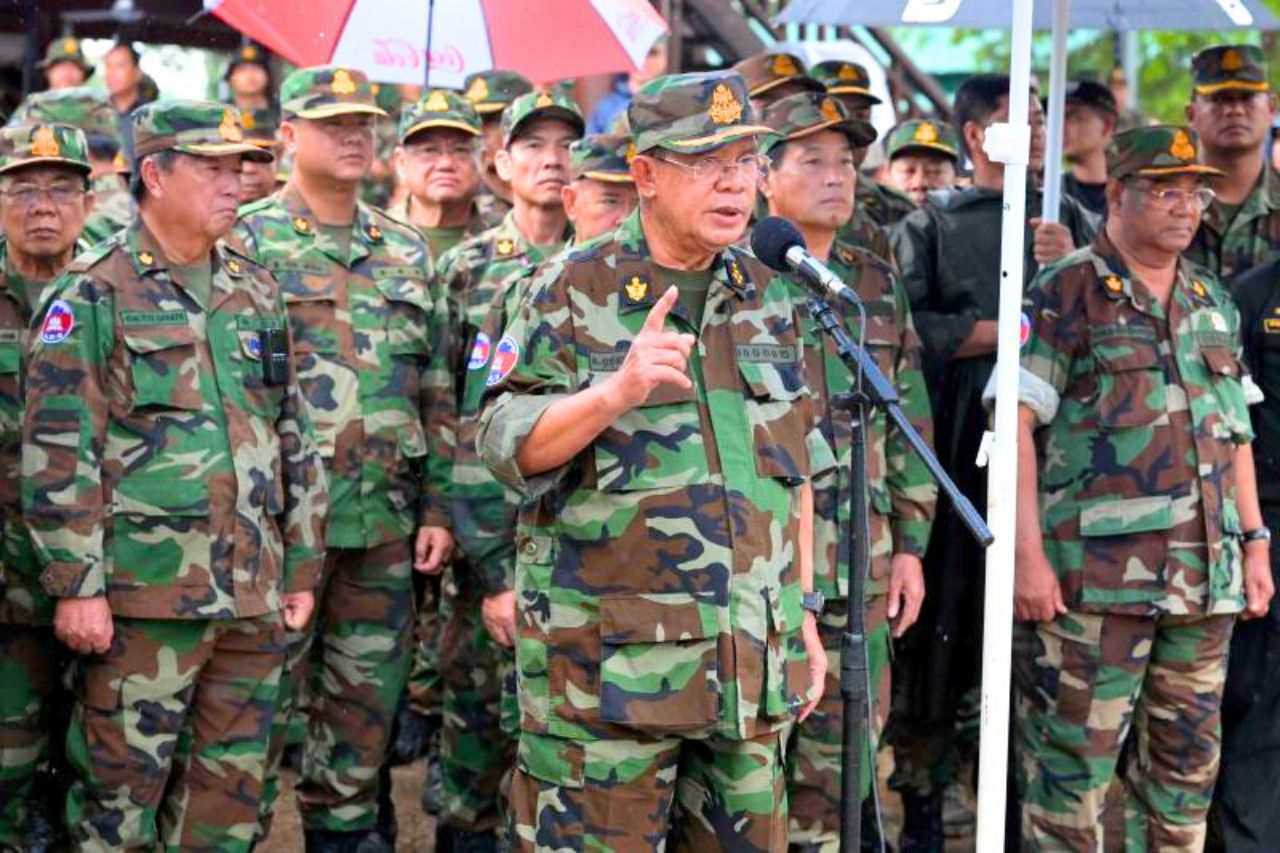 Hun Sen, président du Sénat et général cinq étoiles, s'adresse à des soldats lors de sa visite des forces armées stationnées le long de la frontière, dans la province de Preah Vihear, le jeudi 26 juin 2025