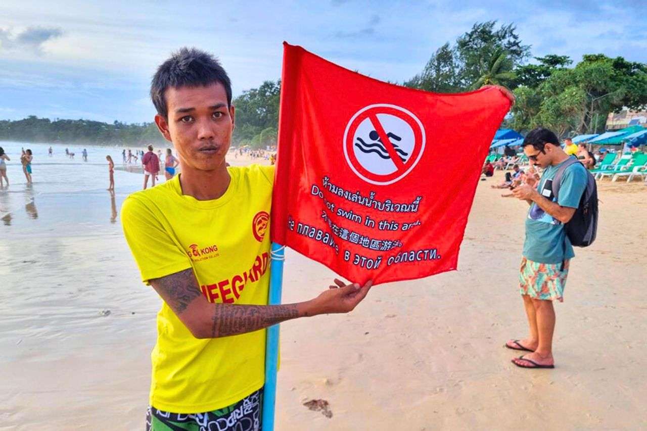 Phuket : quatre Français se baignent malgré les drapeaux rouges, un mort