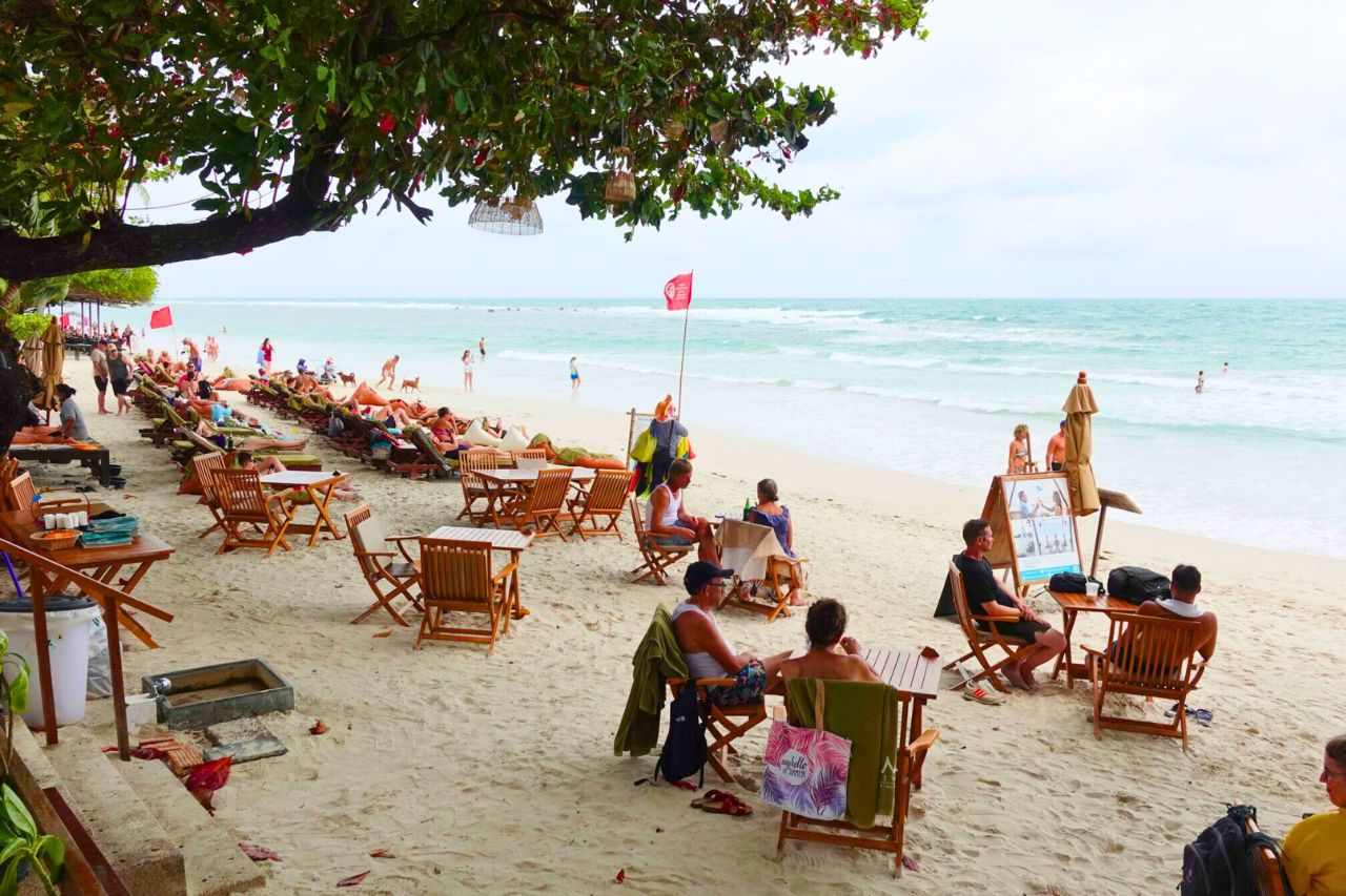 Touristes sur une plage de Koh Samui.