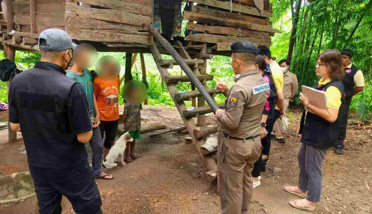 Thaïlande : un enfant élevé par des chiens retrouvé en train d'aboyer