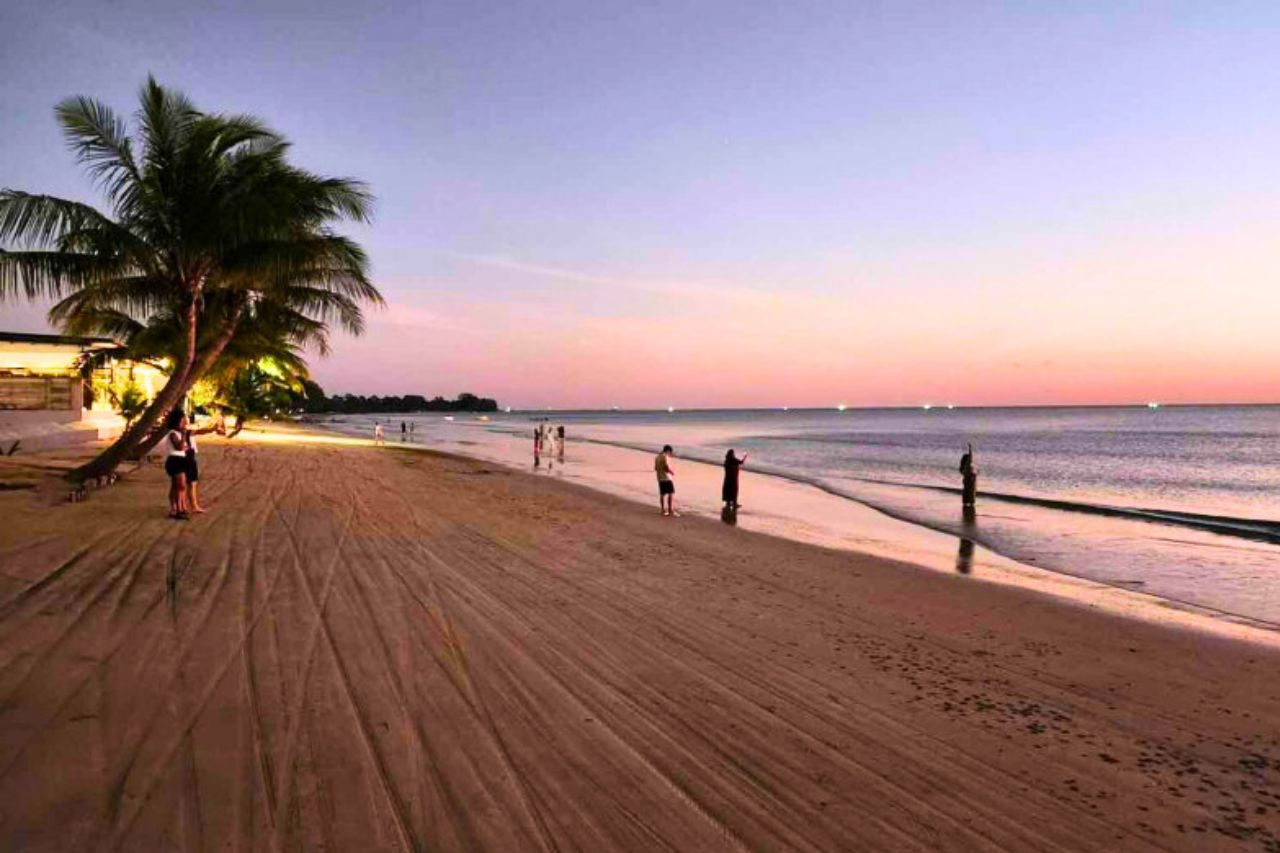 Touristes sur la plage de Chantaburi