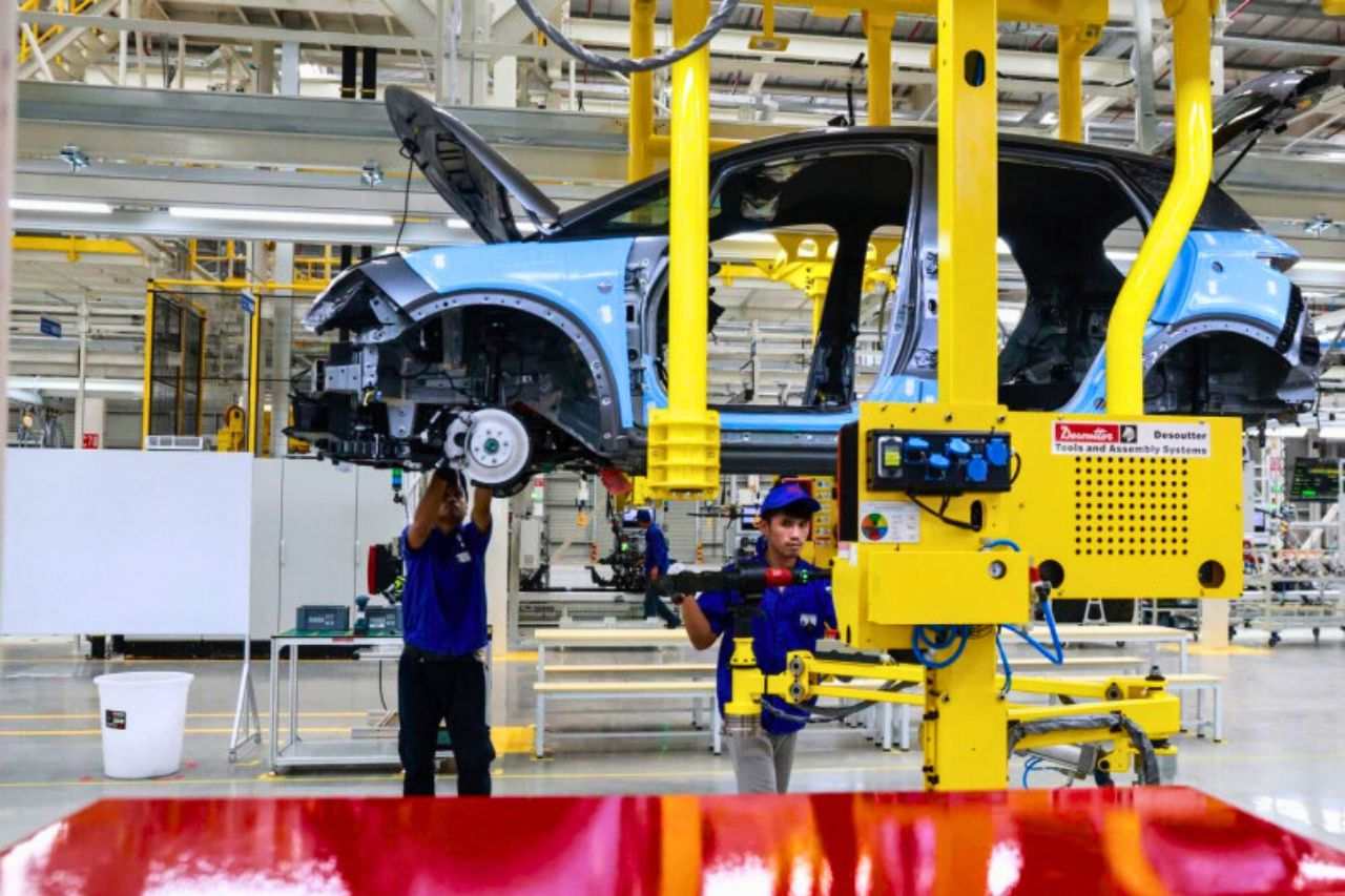 Arbeiter montieren ein kompaktes Elektroauto BYD Dolphin mit Schrägheck in einer Fabrik des Unternehmens in Nikhom Phatthana in der Provinz Rayong