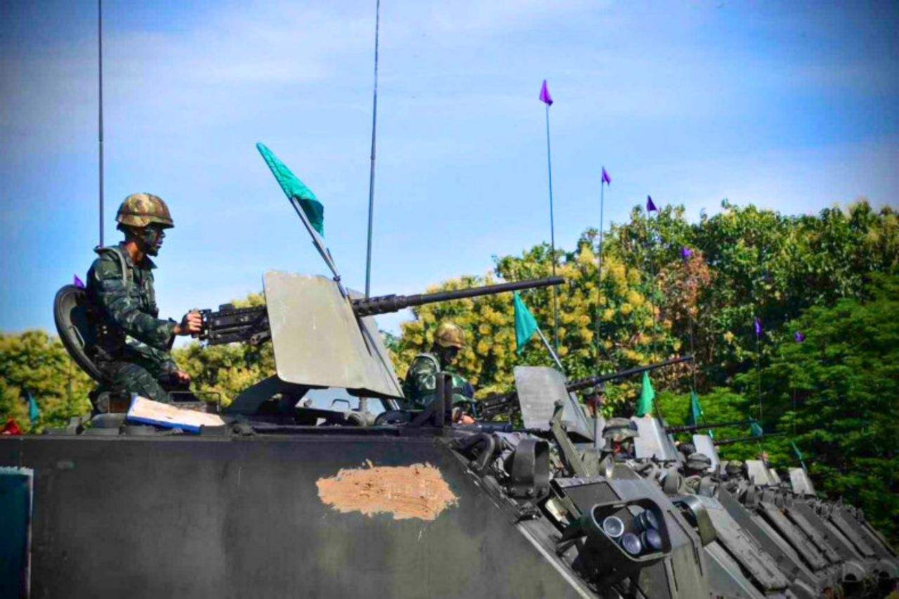 Soldats d’infanterie thaïlandais en entraînement de préparation à la guerre à Sa Kaeo, près de la frontière cambodgienne