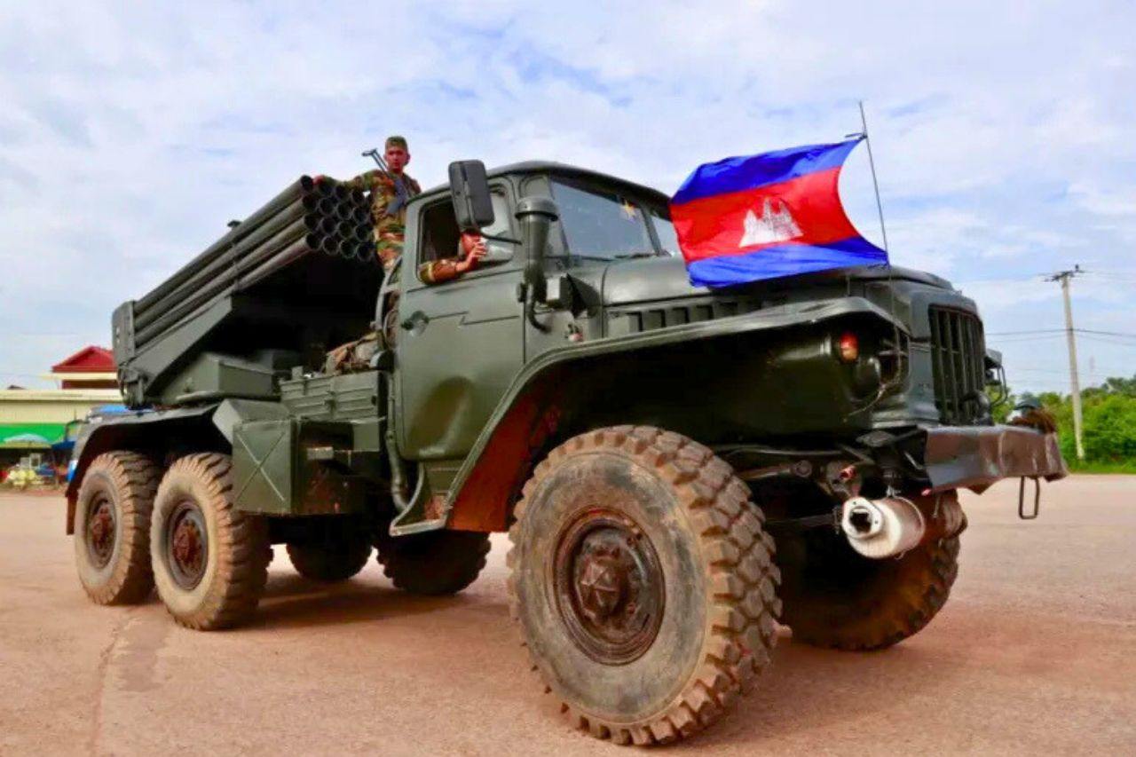 Des soldats cambodgiens à bord d'un lance-roquettes multiple automoteur dans la province d'Oddar Meanchey