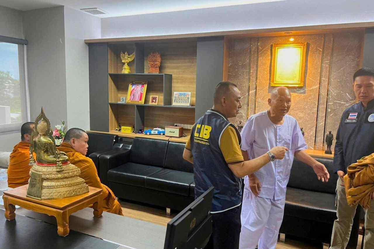 Scandale en Thaïlande : le moine héros du sida arrêté pour fraude
