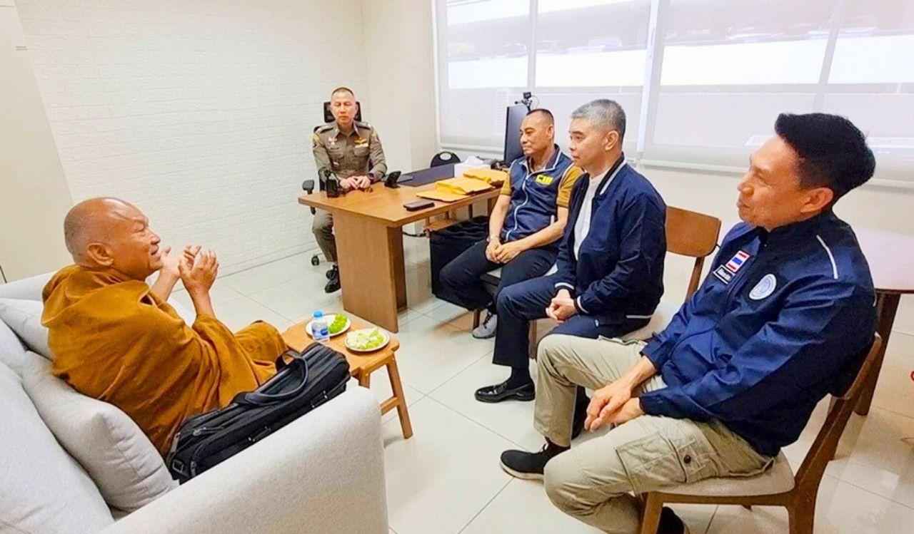 Scandale en Thaïlande : le moine héros du sida arrêté pour fraude