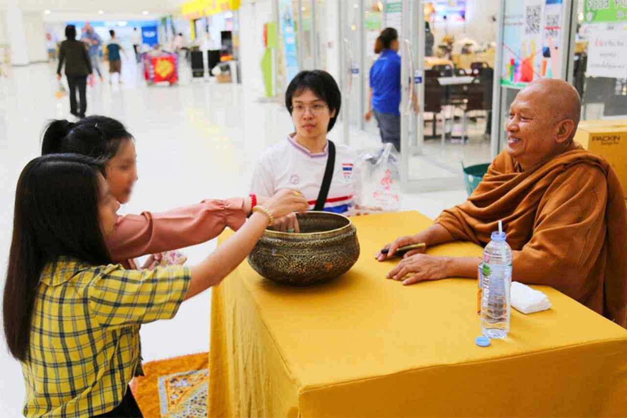 Scandale en Thaïlande : le moine héros du sida arrêté pour fraude