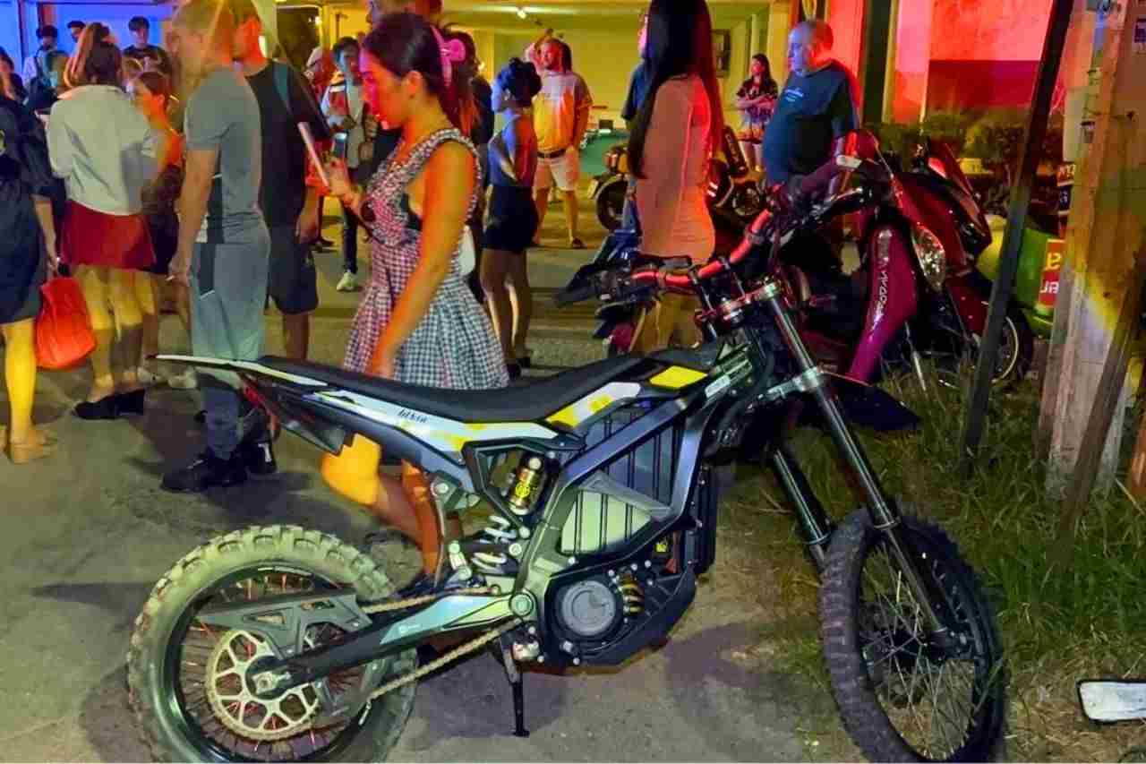 Thaïlande : un motard étranger frappé par la foule après un accident à Pattaya