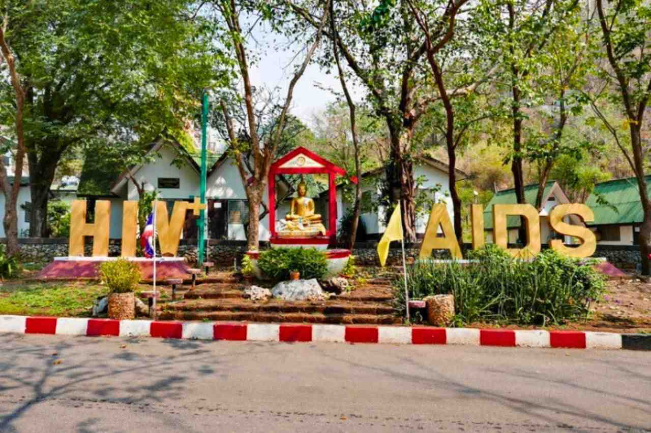 Scandale en Thaïlande : le moine héros du sida arrêté pour fraude