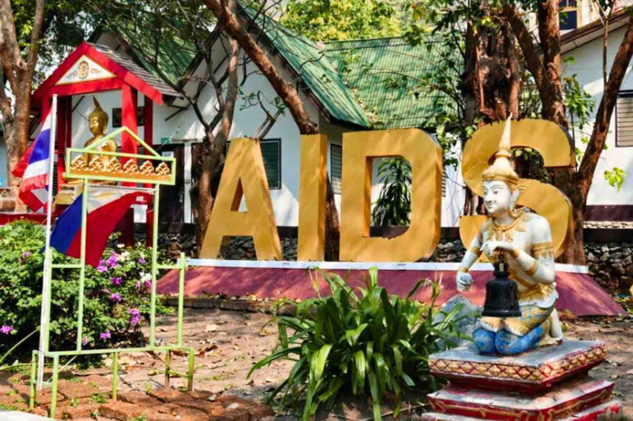 Scandale en Thaïlande : le moine héros du sida arrêté pour fraude