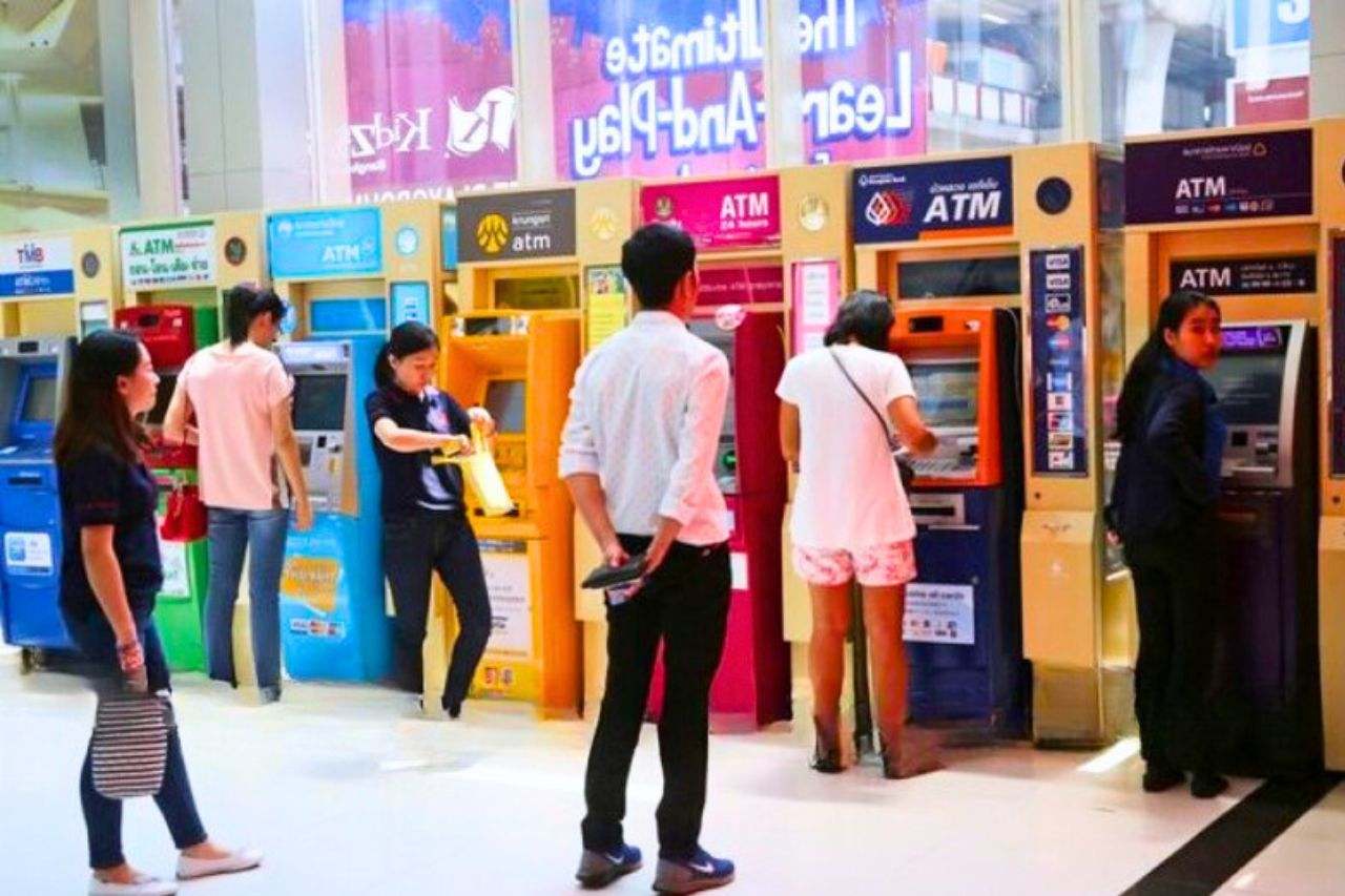 La represión bancaria en Tailandia afecta a expatriados y locales 4 Clientes retirando dinero en cajeros automáticos en Tailandia